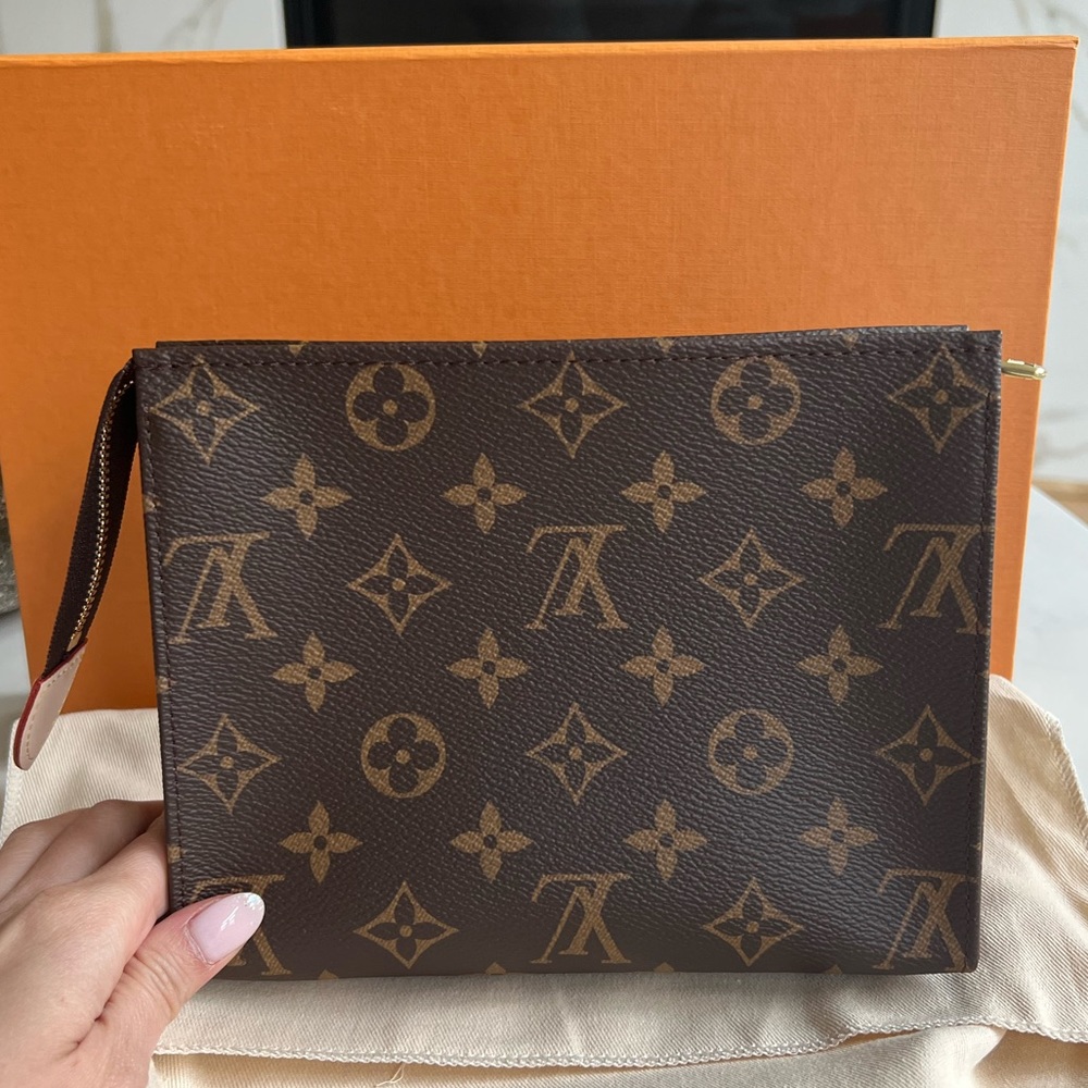 ✨NIB Louis Vuitton Toiletry 19✨